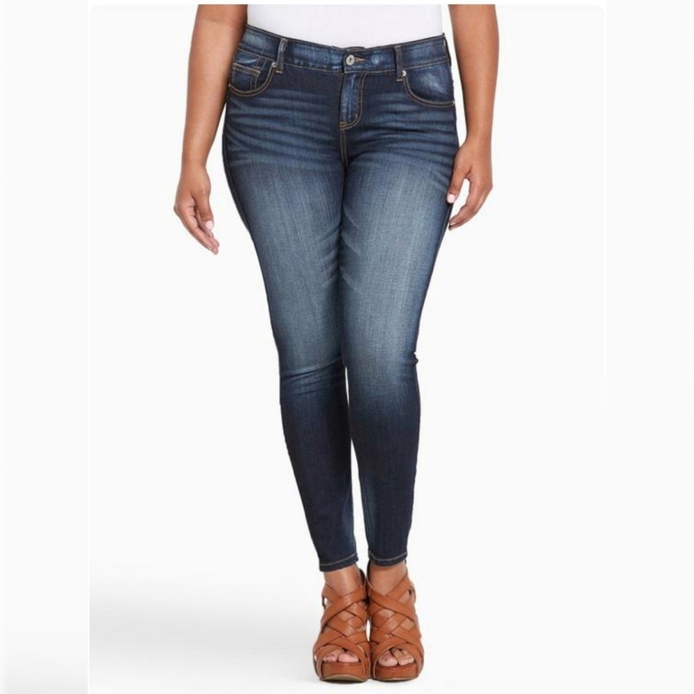 Torrid Bombshell Skinny Premium Stretch Jean Women's size 16S Short Inseam 26" L